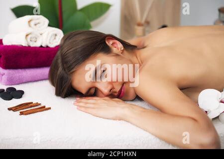 Körperpflege. Spa Körpermassage europäische Frauen Hände Behandlung. Frau mit Massage im Spa Stockfoto