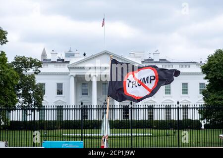 Ein Mann schwenkt eine Anti-Trump-Fahne vor dem Weißen Haus an dem Tag, an dem die Belagerung des Weißen Hauses stattfinden sollte, aber abgesagt wurde. Stockfoto
