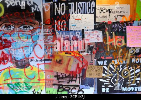 Ein Wandgemälde mit Protestkunst in der Nähe des Lafayette Square in Washington DC. Stockfoto