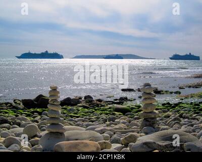 Weymouth. September 2020. Wetter in Großbritannien. Leere Kreuzfahrtschiffe vertäuten in der Weymouth Bay in der späten Nachmittagssonne, mit der Isle of Portland in der Ferne. Quelle: stuart frartwell/Alamy Live News Stockfoto