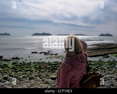 Weymouth. September 2020. Wetter in Großbritannien. Leere Kreuzfahrtschiffe vertäuten in der Weymouth Bay in der späten Nachmittagssonne, mit der Isle of Portland in der Ferne. Quelle: stuart frartwell/Alamy Live News Stockfoto