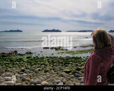 Weymouth. September 2020. Wetter in Großbritannien. Leere Kreuzfahrtschiffe vertäuten in der Weymouth Bay in der späten Nachmittagssonne, mit der Isle of Portland in der Ferne. Quelle: stuart frartwell/Alamy Live News Stockfoto