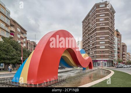 Ikonische und bunte Skulptur der drei M 'Vivir Miranda' in der Stadt Miranda del Ebro, Provinz Burgos, Kastilien und Leon, Spanien, Europa Stockfoto