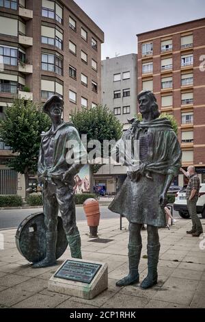 Fest von San Juan del Monte in der Stadt Miranda de Ebro. Bronzeskulpturen eines Mannes und einer Frau in Sanjuanera-Kleidung, Burgos, Spanien. Stockfoto