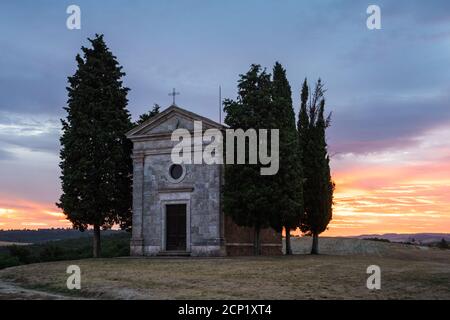 Kapelle Cappella della Madonna di Vitaleta im Val d' Orcia, Toskana, Italien bei Sonnenaufgang oder Morgenröte im romantischen und geheimnisvollen Ersten Licht Stockfoto