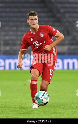 München, Deutschland. September 2020. Fußball: Bundesliga, Bayern München - FC Schalke 04, 1. Spieltag in der Allianz Arena. Münchens Benjamin Pavard am Ball. WICHTIGER HINWEIS: Gemäß den Bestimmungen der DFL Deutsche Fußball Liga und des DFB Deutscher Fußball-Bund ist es untersagt, das Spiel in Form von Sequenzbildern und/oder videoähnlichen Fotoserien im Stadion zu verwenden oder zu verwenden bzw. zu fotografieren. Quelle: Matthias Balk/dpa/Alamy Live News Stockfoto