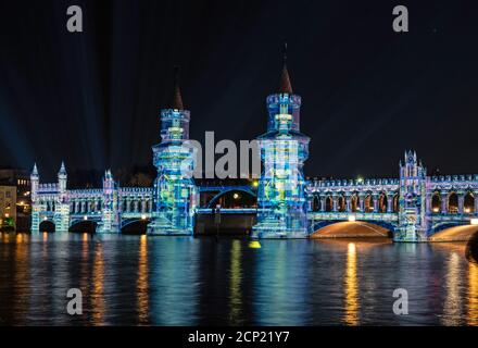 Berlin, Deutschland. September 2020. Die Oberbaumbrücke wird während des Lichterfestes beleuchtet. Quelle: Paul Zinken/dpa-Zentralbild/dpa/Alamy Live News Stockfoto