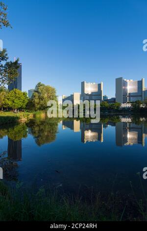 Wien / Wien, Kaiserwassersee, DC Tower 1, UN-Gebäude (Vienna International Center, VIC) im Jahr 22. Donaustadt, Österreich Stockfoto