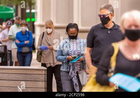 ARLINGTON, VIRGINIA, USA, 18. SEPTEMBER 2020 - die Leute stehen während des ersten Tages der vorzeitigen Wahl, 2020 Präsidentschaftswahl. Stockfoto