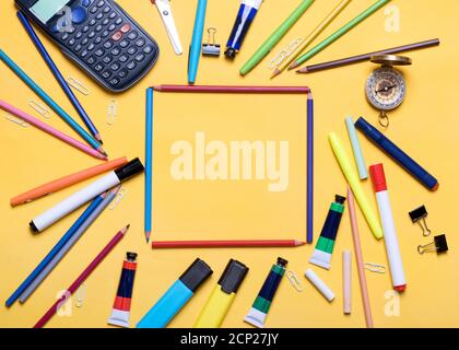 Modellieren von Bleistiften, Umhang, Taschenrechner, Textmarker auf gelbem Hintergrund Stockfoto
