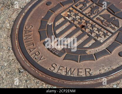 Eine gusseiserne Kanalabdeckung in New Mexico, USA. Stockfoto