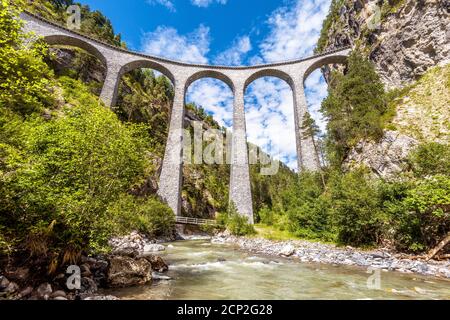 Landschaft mit Landwasserviadukt im Sommer, Filisur, Schweiz. Dieser Ort ist Wahrzeichen der Schweizer Alpen. Landschaftlich schöner Blick auf die hohe Eisenbahnbrücke über die Moun Stockfoto