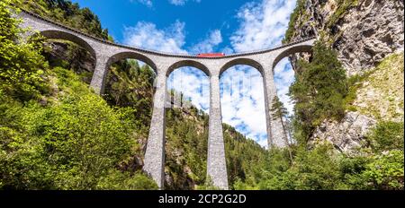 Landschaft mit Landwasserviadukt im Sommer, Filisur, Schweiz. Dieser Ort ist Wahrzeichen der Schweizer Alpen. Panoramablick auf die hohe Eisenbahnbrücke und re Stockfoto