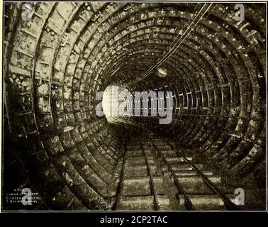 . Die Straßenbahn Zeitschrift . Wartung der Ausrüstung 950,221 Durchführung von Transporten 4,292,412 Allgemeine Ausgaben 1,129,056 insgesamt 7,403,396 Dollar der 58 Straßen, die der Kommission unterstellt sind, zahlten acht Dividenden. Die Gesamtzahl der Mitarbeiter in Ohio betrug 6,952, was einer jährlichen Vergütung von 3,984,558 US-Dollar gleichkam. Die folgenden zusätzlichen Statistiken: Durchschnittlich erhaltener Betrag pro Passagier, 0,110 US-Dollar; Passagiereinnahmen pro Meile auf der Straße, 4,538.80 US-Dollar; Bruttoeinnahmen aus dem Betrieb pro Meile 4,631.90 US-Dollar; Betriebskosten pro Meile 2,797.80 US-Dollar. II. Januar 1908.]ERSTER ZUG DURCH DEN HUDSON TUNNEL weiter Stockfoto