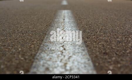 Detail einer zentralen weißen Linie einer Straße gemalt Auf dem Asphalt Stockfoto