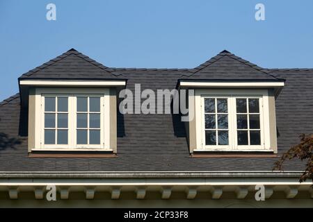 Hölzerne Hüftdach Dachfenster in das Schrägdach gesetzt Eines Hauses Stockfoto