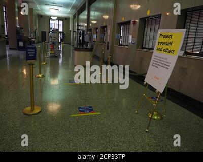 Charleston, West Virginia, USA. September 2020. Im Postamt Charleston, West Virginia, befinden sich Schilder, die Postkunden daran erinnern, während der Pandemie Vorsichtsmaßnahmen zu treffen. Quelle: Sue Dorfman/ZUMA Wire/Alamy Live News Stockfoto