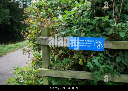 Sicheres Fahrradwarnschild in Hambrook Marshes am Fluss Stour in Canterbury, Kent. Stockfoto