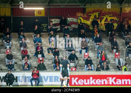 DEVENTER, Stadion De Adelaarshorst, 18-09-2020 , Saison 2020 / 2021 , Niederländer Keuken Kampioen Divisie. Endergebnis 0-3, Fans korona soziale Distanz während des Spiels Schieß los. Adler - Jong Ajax Stockfoto