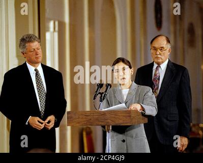 ***DATEI FOTO*** Ruth Bader Ginsburg ist am 87 gestorben. Washington DC. USA, 10. August 1993 Präsident William Jefferson Clinton hört der frisch vereidigten Richterin Ruth Bader Ginsburg zu, als sie im East Room Mitglieder des Pressecorps des Weißen Hauses anspricht. Hinter ihr steht der Oberrichter der Vereinigten Staaten William Rehnquist, der gerade den Amtseid an Richter Ginsburg geleistet hatte. Kredit: Mark Reinstein/MediaPunch Gutschrift: MediaPunch Inc/Alamy Live Nachrichten Stockfoto