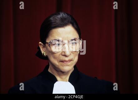 ***DATEI FOTO*** Ruth Bader Ginsburg ist am 87 gestorben. Die assoziierte Richterin des Obersten Gerichtshofs Ruth Bader Ginsburg posiert am 3. Dezember 1993 vor dem Obersten Gerichtshof der Vereinigten Staaten in Washington, DC für ein offizielles Foto. Kredit: Ron Sachs/CNP /MediaPunch Gutschrift: MediaPunch Inc/Alamy Live Nachrichten Stockfoto