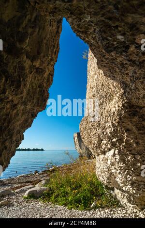 Ein Blick auf die Klippen von einer Höhle bei Steep Rock, Manitoba, Kanada. Stockfoto