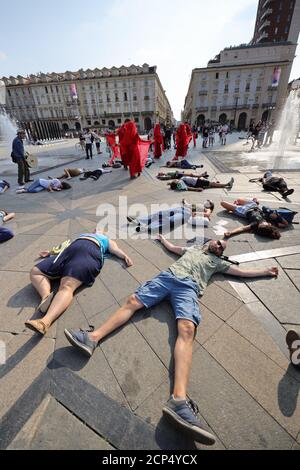 Turin, Italien. September 2020. Aktivisten von Extinction Rebellion führen einen einstürzenden Protest durch, um die Medien für eine bessere Berichterstattung über die Klimakrise zu bitten. Quelle: MLBARIONA/Alamy Live News Stockfoto