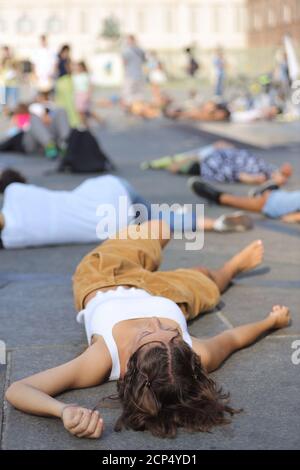 Turin, Italien. September 2020. Aktivisten von Extinction Rebellion führen einen einstürzenden Protest durch, um die Medien für eine bessere Berichterstattung über die Klimakrise zu bitten. Quelle: MLBARIONA/Alamy Live News Stockfoto