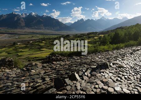 Landschaft mit Mani Steinen am Karsha Gompa Kloster Stockfoto