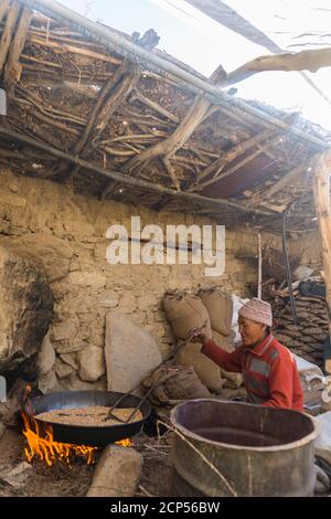 Tsampa wird im Kloster Mune Gompa geröstet Stockfoto