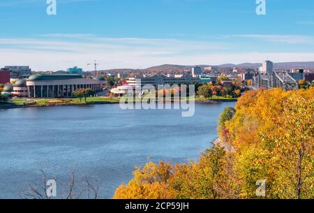 Landschaftlich reizvolle Aussicht auf das Canadian Museum of History und Alexandra Brücke über Ottawa River im Herbst Stockfoto