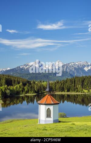 Hegratsrieder Kapelle vor dem Panorama der Allgäuer Alpen bei Halch, Ostallgäu, Allgäu, Schwaben, Bayern, Süddeutschland, Deutschland, Europa Stockfoto