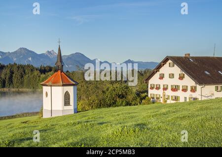 Hegratsrieder Kapelle vor dem Panorama der Allgäuer Alpen bei Halch, Ostallgäu, Allgäu, Schwaben, Bayern, Süddeutschland, Deutschland, Europa Stockfoto