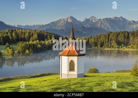 Hegratsrieder Kapelle vor dem Panorama der Allgäuer Alpen bei Halch, Ostallgäu, Allgäu, Schwaben, Bayern, Süddeutschland, Deutschland, Europa Stockfoto