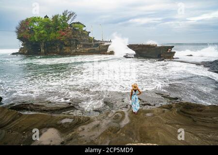 Ganz allein in Tanah Lot, Bali, Indonesien - 16. SEPTEMBER 2020: Einer der meistbesuchten Orte Balis völlig leer auf der Insel heiligsten Tag Shows Stockfoto