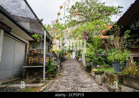 Tanah Lot, Bali, Indonesien - 16. SEPTEMBER 2020: Eine der am meisten besuchten Stätten Balis, die am heiligsten Tag der Insel völlig leer sind, zeigt die Wirkung von Stockfoto