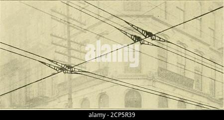 . Die Straßenbahnbesprechung . kann repariert werden. Die Sektion wird nun mit acht 62-Kilowatt Thomson-Houston Gattern – vier auf jeder Seite – in Betrieb gesetzt. Der einzige Aufwand für Materialin der Station bei der Durchführung der Änderung waren die Kosten für zwei Pole Schalter und 500 Fuß von 0000 Feeder Wire.der praktische Vorteil gewonnen wurde eine große Verbesserung der Spannung an der Innenstadt Schleife, die zwei vom Kraftwerk ist. Die Geschwindigkeit war früher langsam und das Licht schlecht, aber es gibt jetzt Anzeichen für einen sehr geringen Rückgang des Potenzials. Im Laufe der Experimente dauerte es Herrn GOTS-Hall nicht lange bis f Stockfoto