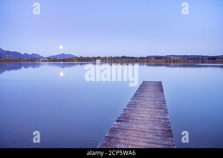 Mond über dem Forggensee bei Schwangau, Ostallgäu, Allgäu, Schwaben, Bayern, Süddeutschland, Deutschland, Europa Stockfoto