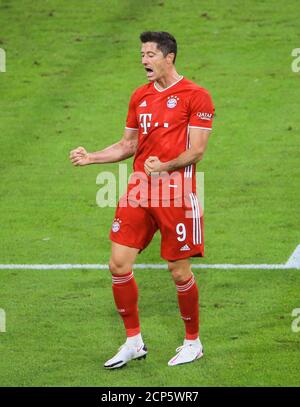 München, Deutschland. September 2020. Robert Lewandowski von Bayern München feiert sein Tor bei einem Bundesliga-Spiel zwischen Bayern München und FC Schalke 04 in München, Deutschland, 18. September 2020. Quelle: Philippe Ruiz/Xinhua/Alamy Live News Stockfoto