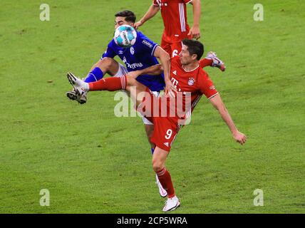 München, Deutschland. September 2020. Robert Lewandowski (R) von Bayern München spielt mit Suat Serdar von Schalke 04 bei einem Bundesliga-Spiel in München, Deutschland, 18. September 2020. Quelle: Philippe Ruiz/Xinhua/Alamy Live News Stockfoto