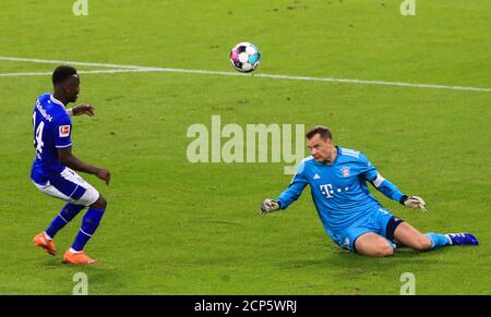 München, Deutschland. September 2020. Torhüter Manuel Neuer (R) von Bayern München räumt beim Bundesligaspiel zwischen Bayern München und FC Schalke 04 in München am 18. September 2020 den Ball. Quelle: Philippe Ruiz/Xinhua/Alamy Live News Stockfoto