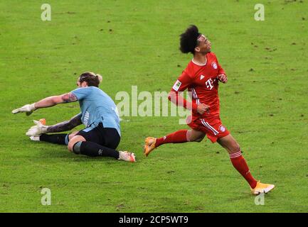 München, Deutschland. September 2020. Leroy Sane (R) von Bayern München feiert sein Tor bei einem Bundesliga-Spiel zwischen Bayern München und FC Schalke 04 in München, Deutschland, 18. September 2020. Quelle: Philippe Ruiz/Xinhua/Alamy Live News Stockfoto