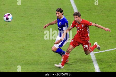 München, Deutschland. September 2020. Thomas Mueller (R) von Bayern München spielt mit Benjamin Stambouli von Schalke 04 bei einem Bundesligaspiel in München, Deutschland, 18. September 2020. Quelle: Philippe Ruiz/Xinhua/Alamy Live News Stockfoto