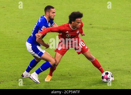 München, Deutschland. September 2020. Leroy Sane (R) von Bayern München siegte mit Nabil Bentaleb von Schalke 04 bei einem Bundesliga-Spiel in München, Deutschland, 18. September 2020. Quelle: Philippe Ruiz/Xinhua/Alamy Live News Stockfoto