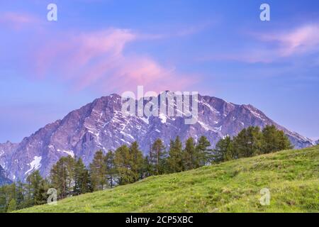 Blick von der Gotzenalm nach Morgenrot über den Watzmann (2,713 m), Schönau am Königssee, Oberbayern, Bayern, Süddeutschland, Deutschland Stockfoto