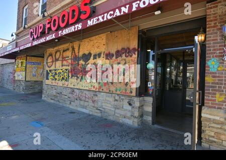 Minneapolis MN, USA. September 2020. Cup Foods abgebildet als George Floyd Denkmal bleibt in Minneapolis, Minnesota am 18. September 2020. Kredit: Damairs Carter/Media Punch/Alamy Live Nachrichten Stockfoto