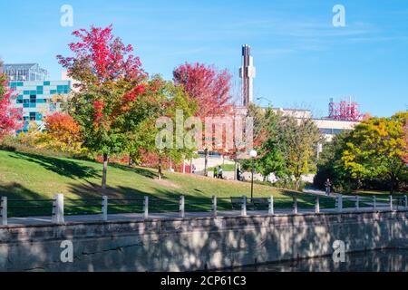 Campus der University of Ottawa mit Herbstlaub in der Nähe des Rideau Canal Eastern Pathway in Ottawa, Ontario, Kanada Stockfoto