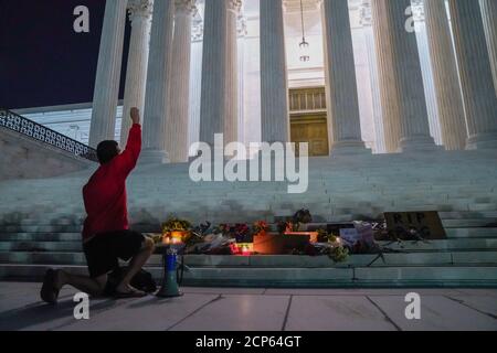 Washington, Usa. September 2020. Die Menschen zollen der Richter des Obersten Gerichtshofs Ruth Bader Ginsburg am Freitag, den 18. September 2020, auf den Stufen des Obersten Gerichtshofs der Vereinigten Staaten in Washington, DC, Respekt. Ginsburg starb heute um 87 Uhr. Foto von Ken Cedeno/UPI Kredit: UPI/Alamy Live Nachrichten Stockfoto