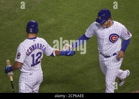 Chicago, Usa. September 2020. Chicago Cubs' Anthony Rizzo (44) wird von Kyle Schwarber (12) nach dem Treffer gegen die Minnesota Twins im ersten Inning im Wrigley Field am Freitag, 18. September 2020 in Chicago gratuliert. Foto von Kamil Krzaczynski/UPI Credit: UPI/Alamy Live News Stockfoto