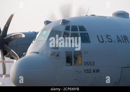 U.S. Air Force Maj. Dave McNally, 192nd Airlift Squadron Aircraft Commander, Reno, Nev., führt Preflight-Checks durch, nachdem er Startaufträge in einer C-130H Hercules erhalten hat, die mit einem USDA Forest Service Modular Airborne Fire Fighting System (MAFFS) am Sacramento McClellan Airport, Kalifornien, 14. September 2020 ausgestattet ist. Die Luftwaffe Reserve und Air National Guard MAFFS Flugzeuge bieten Überspannungsfähigkeit, um bestehende kommerzielle feuerhemmende Lufttropfentanker Unterstützung während Wildland Brandbekämpfung Operationen zu ergänzen. (USA Air Force Photo von Tech. Sgt. Kyle Brasier) Stockfoto